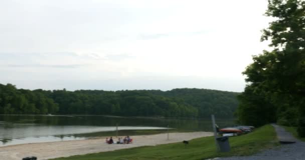 Vista sulla spiaggia del lago — Video Stock