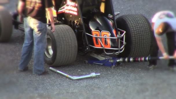 Pessoas Mudando rodas de carro de corrida — Vídeo de Stock