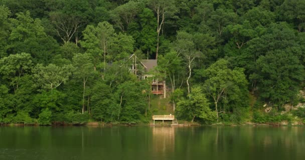 Casa sul lago con alberi — Video Stock