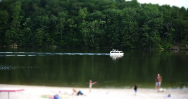 Barco flotando en el lago — Vídeos de Stock