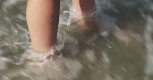 Wellen krachen auf Füße — Stockvideo