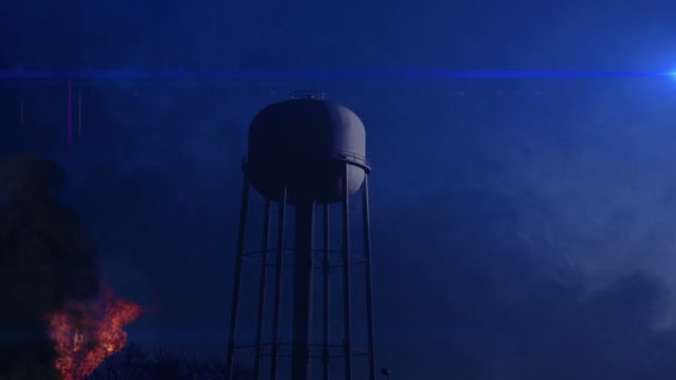 Torre de agua por la noche — Vídeo de stock