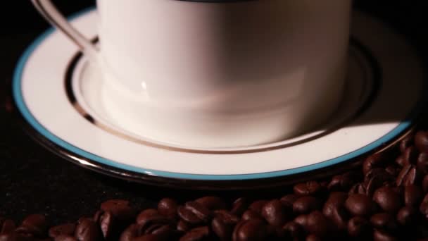 Tazza e chicchi di caffè — Video Stock