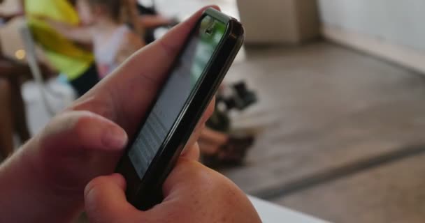 Femme utilisant un smartphone — Video