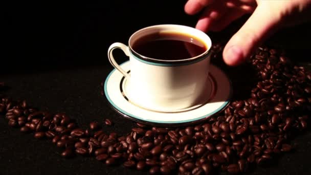 Copo e grãos de café — Vídeo de Stock