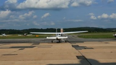  Uçak uçmak için hazırlanıyor