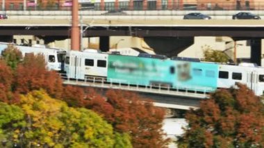 Metro tren ve araçları ile şehir Otoban