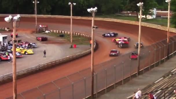 Carrera de coches girar en pista — Vídeos de Stock