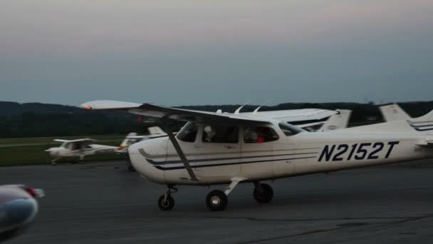 Airplane Getting Ready To Fly — Stock Video