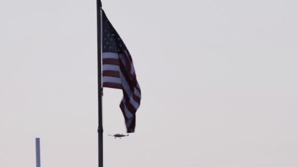 Amerikaanse vlag met vliegtuig — Stockvideo