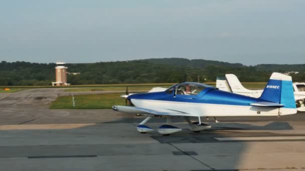 Airplane Getting Ready To Fly — Stock Video