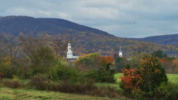 Kirche mit Bergfried im Hintergrund — Stockvideo