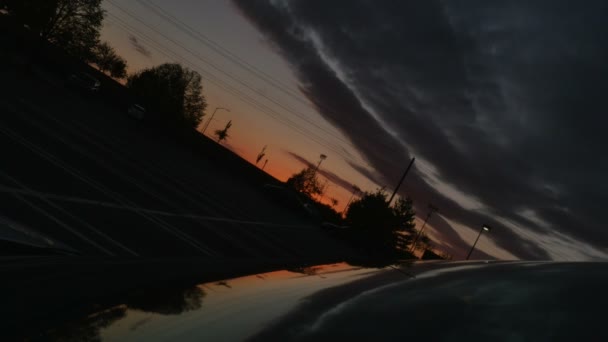 Por do sol atrás do carro com reflexão — Vídeo de Stock