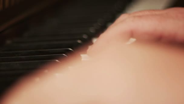손으로 피아노를 치는 모습 — 비디오