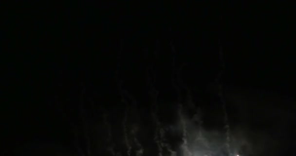 Фейерверки против темного неба — стоковое видео