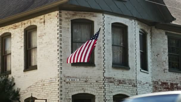 Americká vlajka mávání na dům — Stock video
