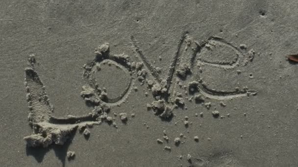 Amor escrito na areia — Vídeo de Stock