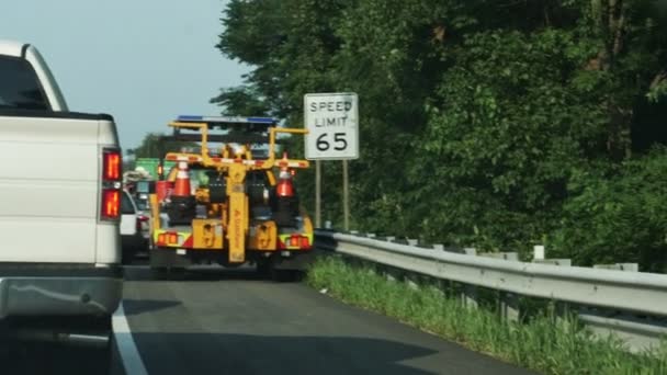 Noodhulp voertuig op snelweg — Stockvideo