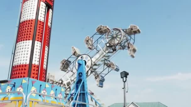 Fahrgeschäft auf Jahrmarkt — Stockvideo