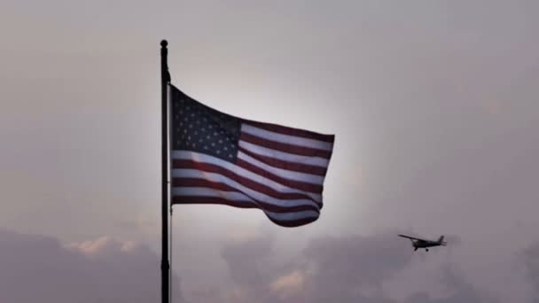 Amerikaanse vlag met vliegtuig — Stockvideo