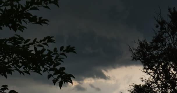 Donkere stormwolken — Stockvideo