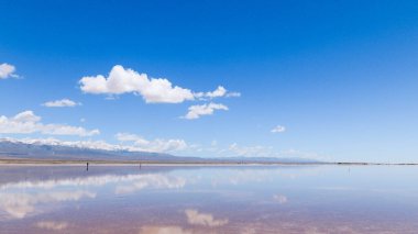 Qinghai Caka Tuz Gölü, mavi gökyüzü.