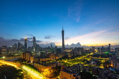 Guangzhou Çin 'de güzel bir gün doğumu, şehir binaları. Guangzhou Zhujiang' ın finans bölgesinin geniş açılı manzarası..
