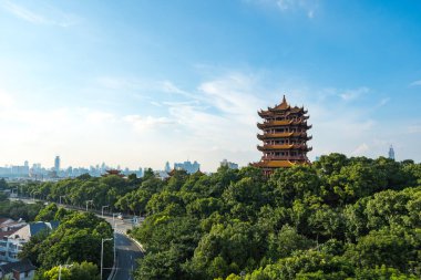 Wuhan şehrinin havadan görünüşü. Wuhan 'daki Yılan Tepesi' ndeki sarı vinç kulesi.