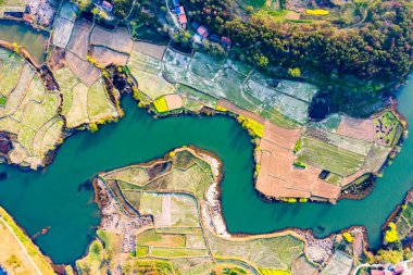 Çin 'deki tarımsal tarlaların ve nehrin havadan görünüşü