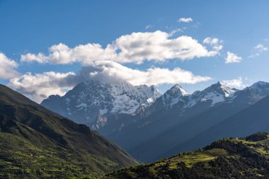 Siguniang Dağı 'nın manzarası ya da batı Sichuan Eyaleti' nin Aba Tibet ve Qing Özerk Bölgesi Xiaojin İlçesi 'ndeki kar şapkalı ve bitkilerli dört kız çocuğu..