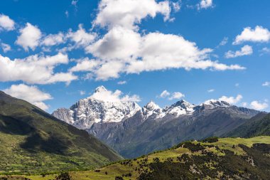 Siguniang Dağı 'nın manzarası ya da batı Sichuan Eyaleti' nin Aba Tibet ve Qing Özerk Bölgesi Xiaojin İlçesi 'ndeki kar şapkalı ve bitkilerli dört kız çocuğu..