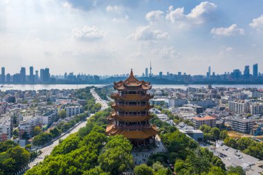 Wuhan şehrinin havadan görünüşü. Panoramik gökyüzü ve Yantze nehrinin yanındaki binalar. Kuledeki 4 Çince harf 