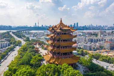 Wuhan şehrinin havadan görünüşü. Panoramik gökyüzü ve Yantze nehrinin yanındaki binalar. Kuledeki 4 Çince harf 