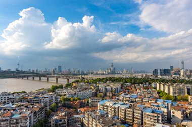 Wuhan ufuk çizgisinin ve Yangtze nehrinin havadan görünüşü. Wuhan Hubei Çin 'de inşaat halindeki süper yüksek gökdelenli..