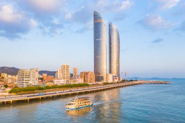 Conrad Xiamen 'in panorama manzarası, İkiz Kuleler / Xiamen Boğaz' da Conrad Xiamen oteli de dahil olmak üzere, Çin 'in Xiamen (Amoy) Güney Çin Denizi' ne bakan Dünya Ticaret Merkezi.