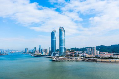 Conrad Xiamen 'in panorama manzarası, İkiz Kuleler / Xiamen Boğaz' da Conrad Xiamen oteli de dahil olmak üzere, Çin 'in Xiamen (Amoy) Güney Çin Denizi' ne bakan Dünya Ticaret Merkezi.