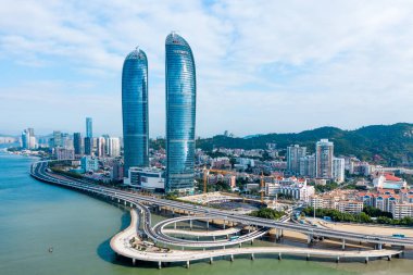 Conrad Xiamen 'in panorama manzarası, İkiz Kuleler / Xiamen Boğaz' da Conrad Xiamen oteli de dahil olmak üzere, Çin 'in Xiamen (Amoy) Güney Çin Denizi' ne bakan Dünya Ticaret Merkezi.