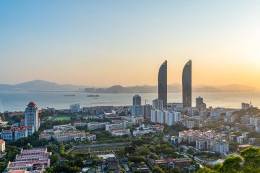 Conrad Xiamen 'in panorama manzarası, İkiz Kuleler / Xiamen Boğaz' da Conrad Xiamen oteli de dahil olmak üzere, Çin 'in Xiamen (Amoy) Güney Çin Denizi' ne bakan Dünya Ticaret Merkezi.