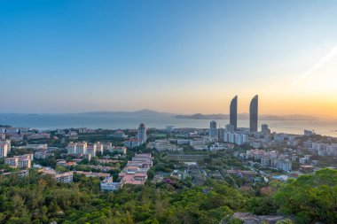 Conrad Xiamen 'in panorama manzarası, İkiz Kuleler / Xiamen Boğaz' da Conrad Xiamen oteli de dahil olmak üzere, Çin 'in Xiamen (Amoy) Güney Çin Denizi' ne bakan Dünya Ticaret Merkezi.