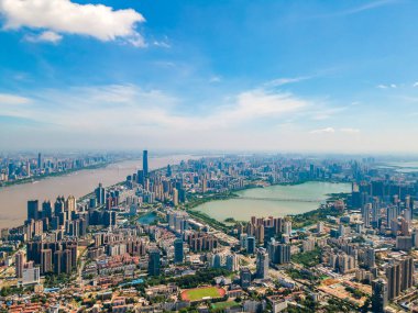 Wuhan ufuk çizgisinin ve Yangtze nehrinin havadan görünüşü. Wuhan Hubei Çin 'de inşaat halindeki süper yüksek gökdelenli..