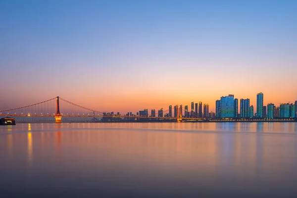 Wuhan papağanı Yangtze nehir köprüsünde akşam karanlığında, hubei, Çin, asma köprü.