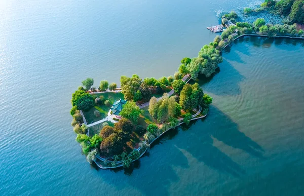 Hubei eyaletinin Wuhan Doğu Gölü manzarası. Wuhan 'ın Doğu Gölü Sahne Bölgesi.