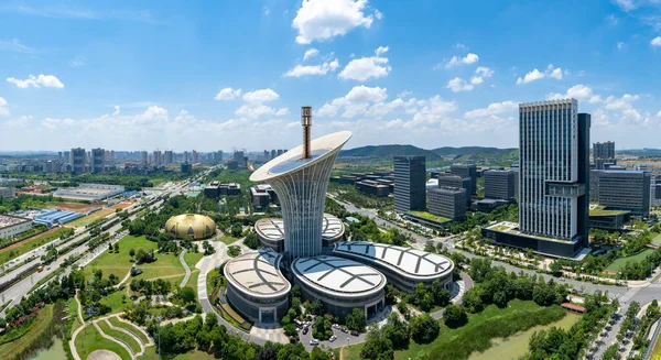 Optik Vadisi 'nin hava manzarası, Wuhan Gelecek Şehri. Panoramik ufuk çizgisi ve bule gökyüzü olan binalar.