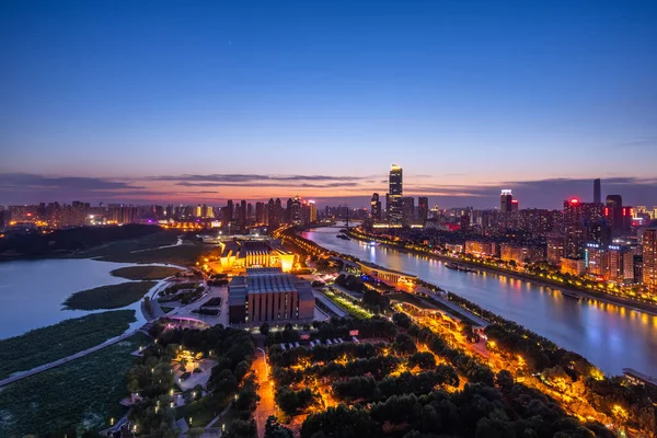 Gece Wuhan şehri. Panoramik gökyüzü ve Yantze Nehri ve Hanjiang yakınlarındaki binalar..