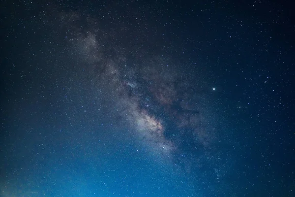 带有颗粒的长期曝光照片 全景银河是包含我们太阳系的星系 — 图库照片