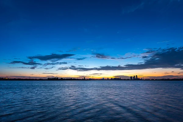 Wuhan Doğu Gölü 'nün geniş açılı gece görüşü.