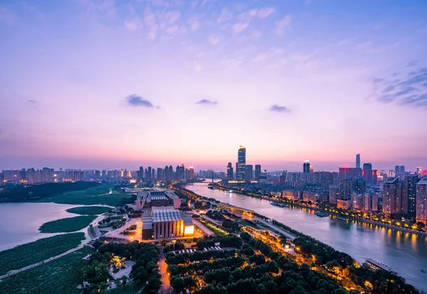 Gece Wuhan şehrinin manzarası, gece ışıkları ve caddelerde trafik.