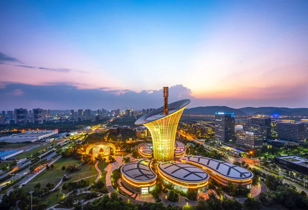 Optik Vadisi 'nin hava manzarası, Wuhan Gelecek Şehri. Panoramik ufuk çizgisi ve bule gökyüzü olan binalar.