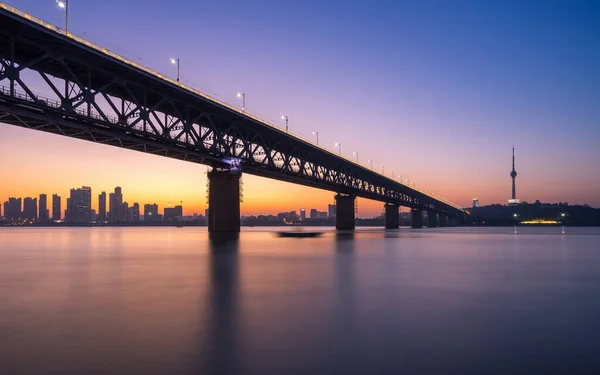 Hubei, Çin 'deki Wuhan yangtze nehir köprüsü, ilk Yantze nehri köprüsü..
