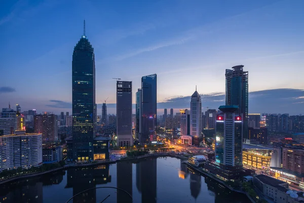 Gece Wuhan şehrinin manzarası, gece ışıkları ve caddelerde trafik.